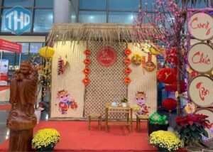 Gian Hang Hoi Cho Xuan Cho Truong Hoc